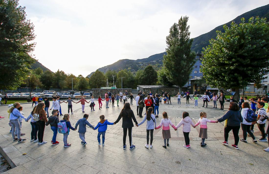 Infants i adults van participar ahir a la tarda en l’acte per salvar el Prat Gran.