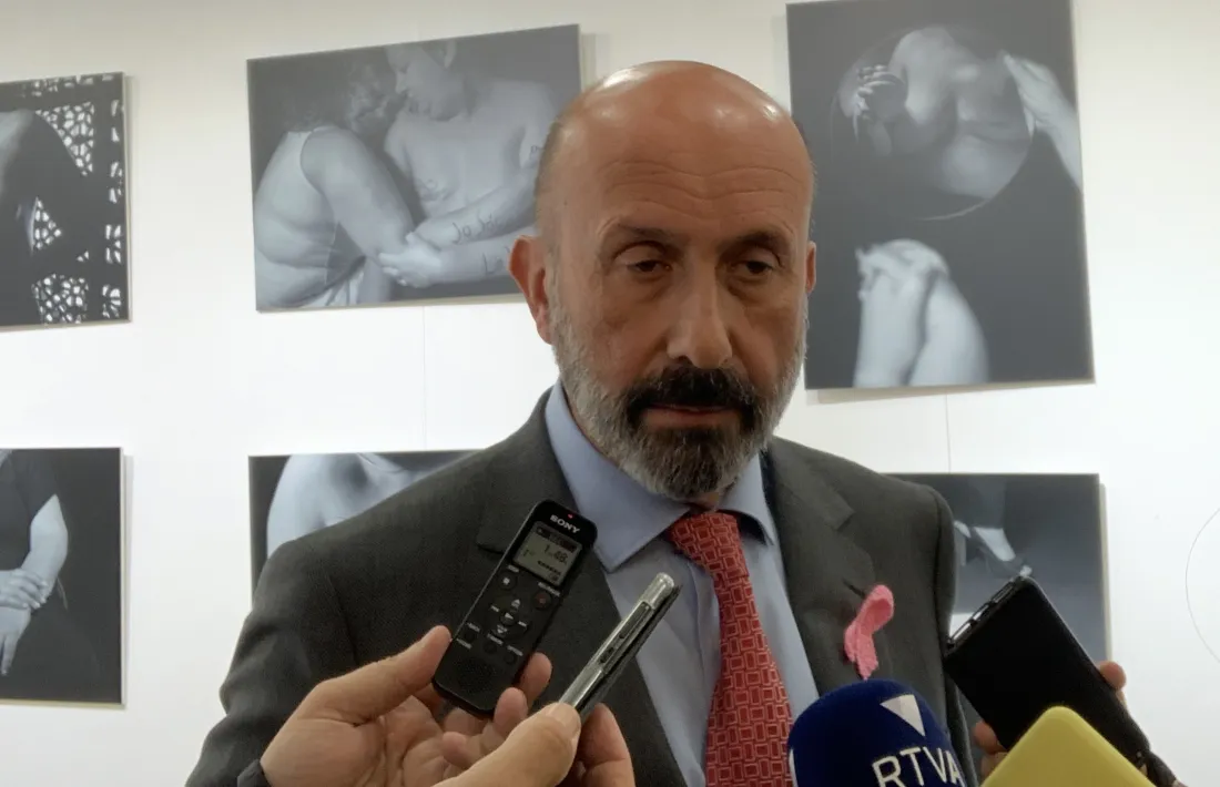 El ministre de Salut, Joan Martínez Benazet, atenent als mitjans de comunicació.