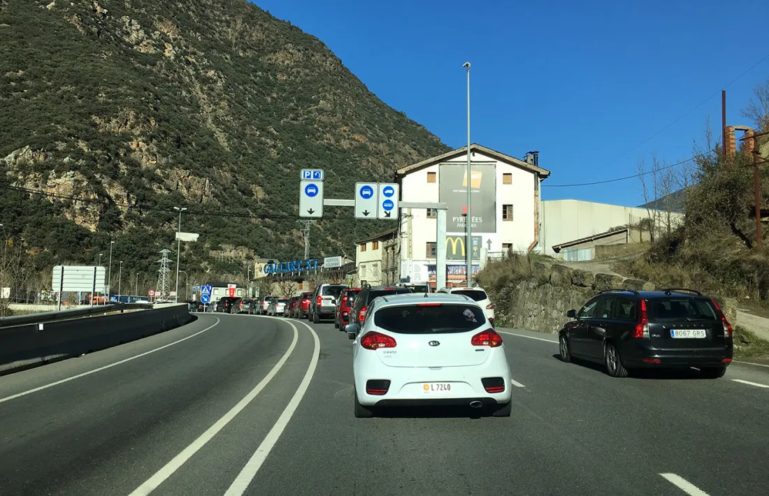 Entrada de vehicles per la frontera hispanoandorrana.