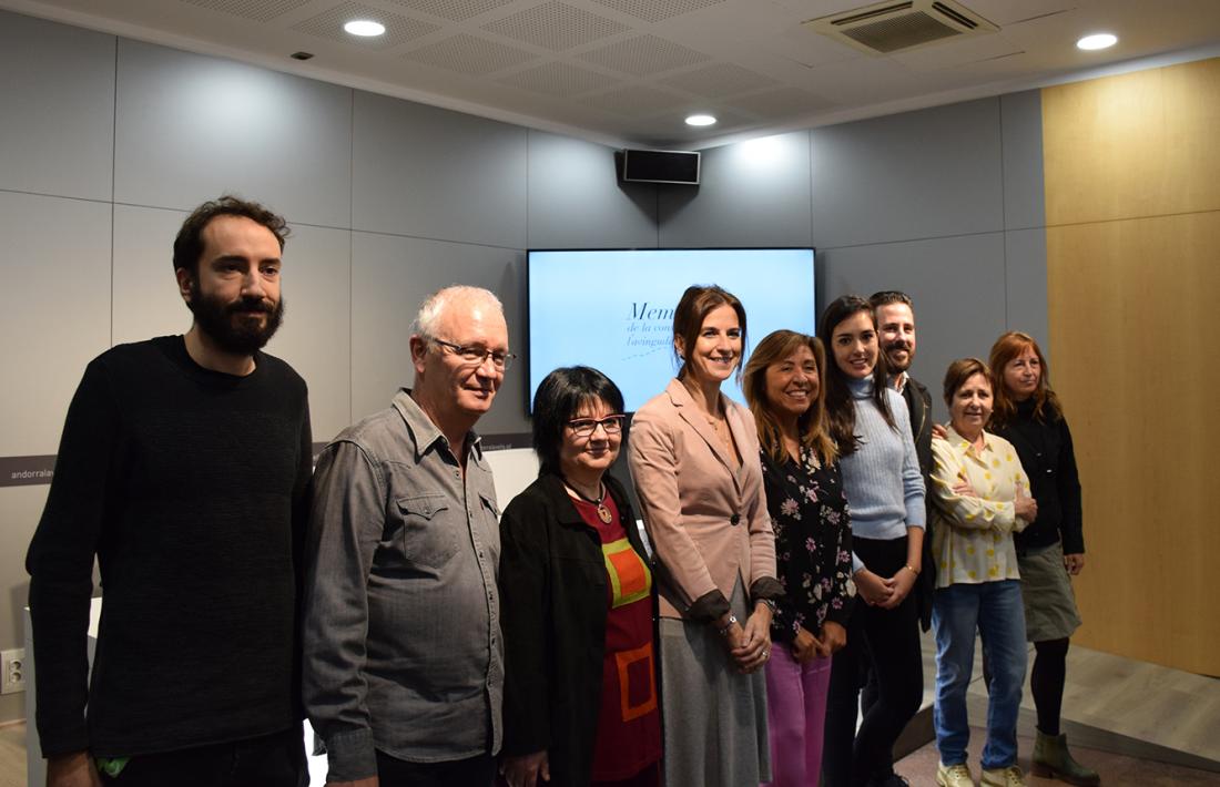 Els responsables del treball juntament amb la ministra de Cultura i Esports, Sílvia Riva; la cònsol major d'Andorra la Vella, Conxita Marsol i la doctora en geografia i encarregada de l'estudi sobre l'avinguda Maria Jesús Lluelles.