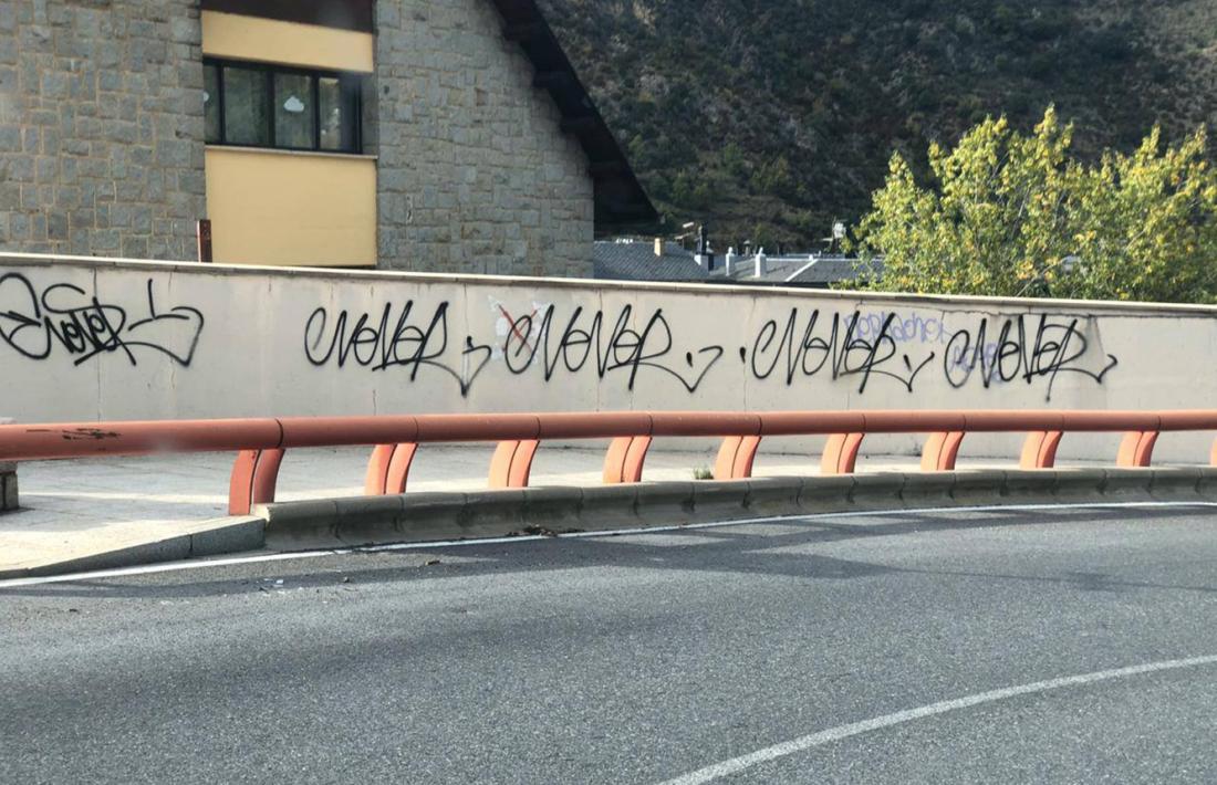 La paret de la carretera de la Rabassa amb les pintades, que ja s’ha netejat.