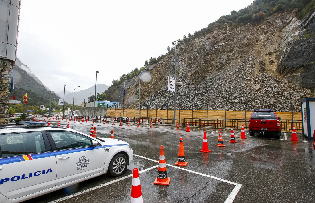 Els bombers i la policia han vigilat la zona on es va produir l’esllavissada durant tota la jornada.