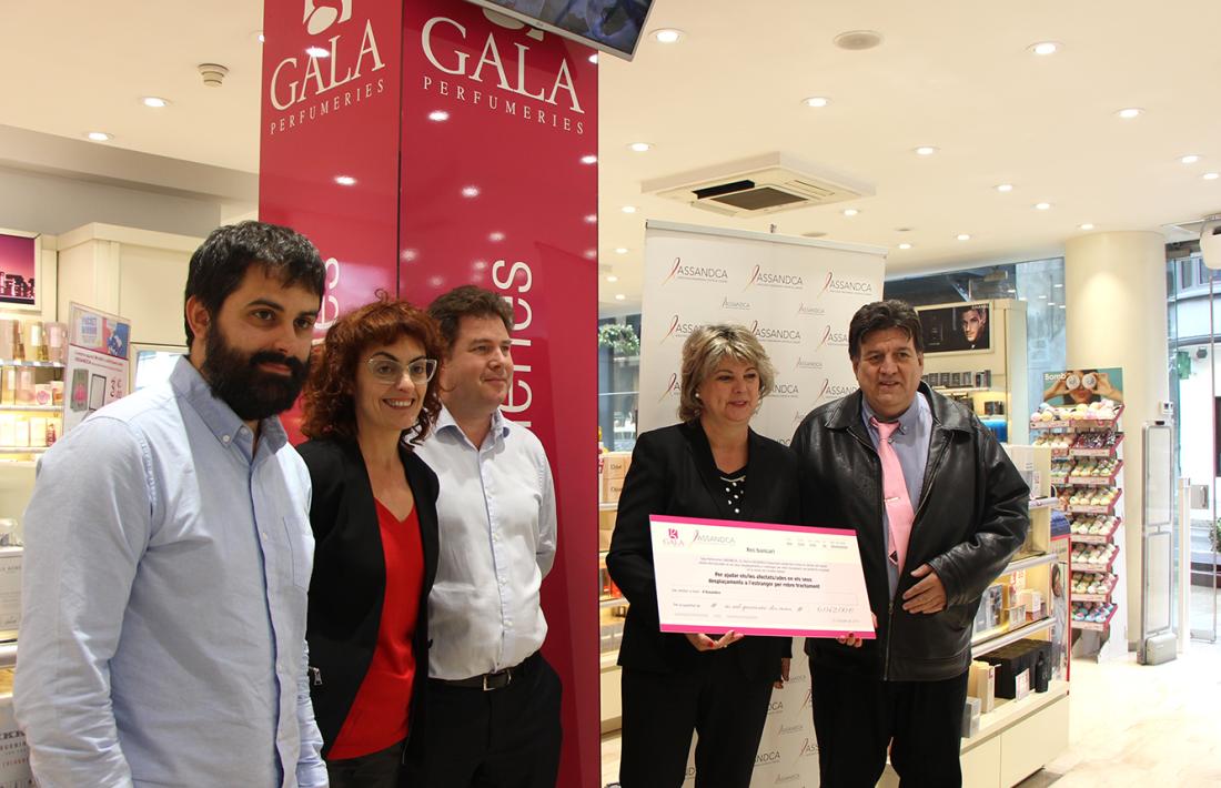 Moment de l'entrega del xec.