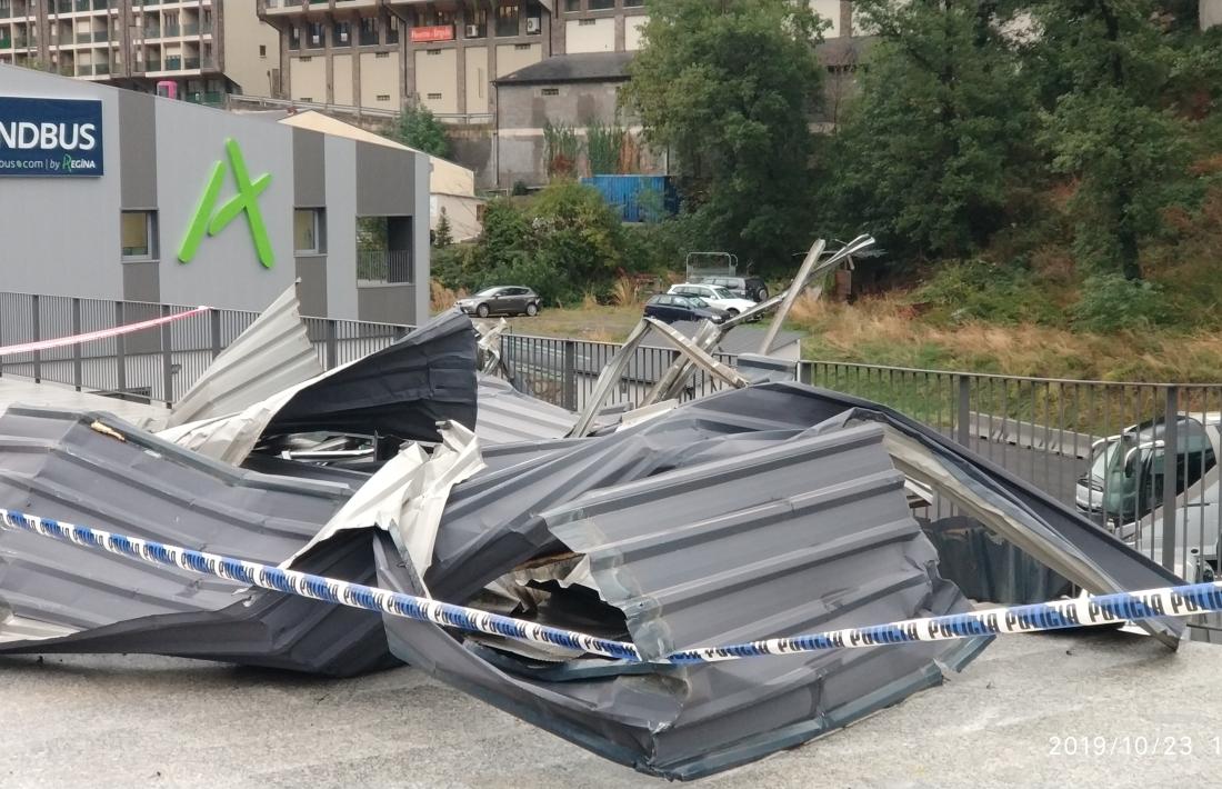Part del teulat d’un magatzem ubicat a l’inici de la carretera de la Comella.