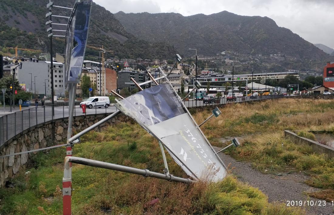 Una tanca publicitària a la zona de Borda Nova d’Andorra la Vella doblegada pel vent.