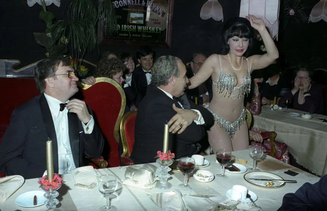 23 de gener del 1982: inauguració de la sala de festes La nau d’or, en una de les rares fotografies a color del fons Peig. Atenció al senyor de l'esquerra, que es'afluixa el nus del corbatí, i a la dama de la dreta, al fons, que es tapa els ulls.