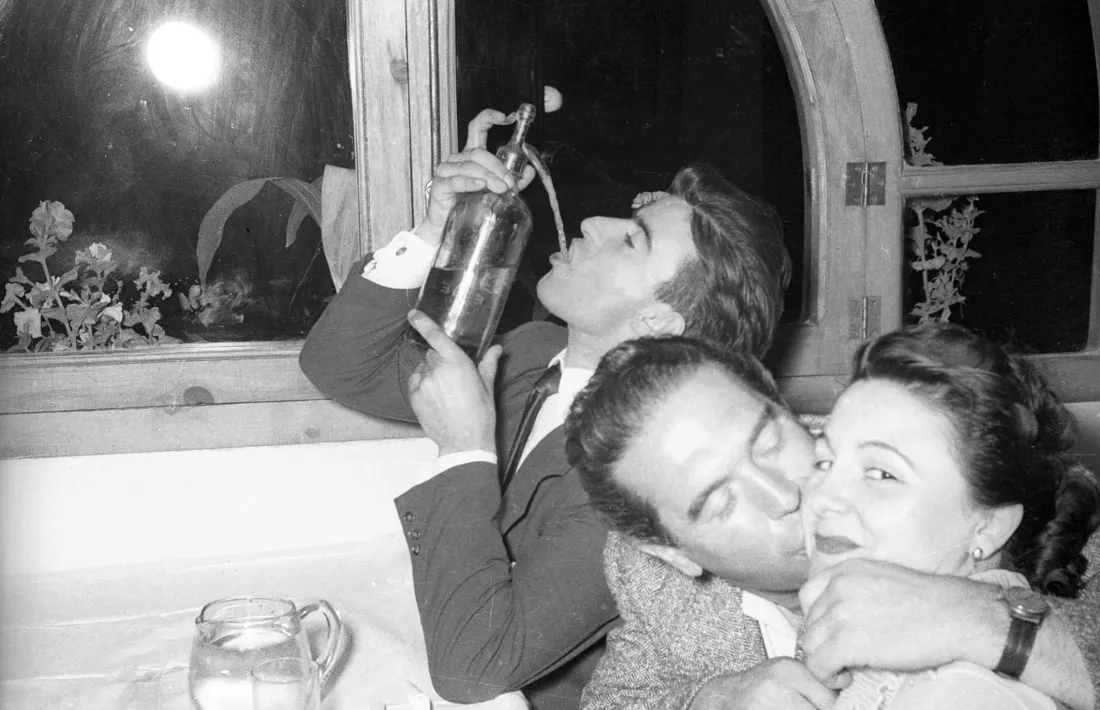 L’esquiador Francesc Viladomat beu d’un sifó i es perd el que està passant al costat (1960).