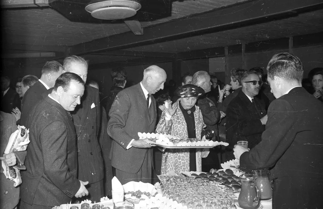 Els canapès arrasen en la inauguració del Prisunic (1962).