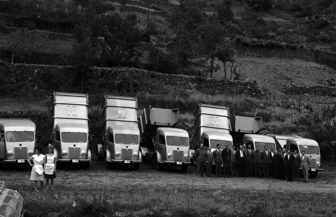 Benedicció dels nous camions d'escombraries, cadascun amb el nom de la seva parròquia, les autoritats per un costat, i aquestes dues senyoretes, per l'altre (1963).