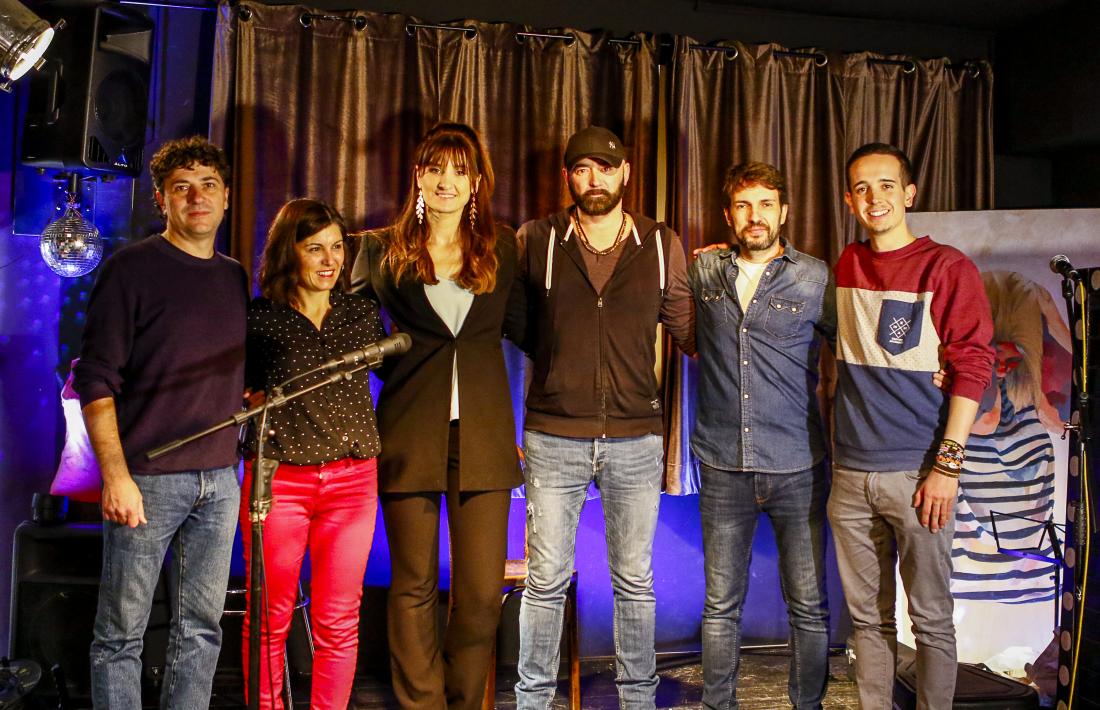 Foto de família dels guanyadors del concurs de música d’autor de la Fada, amb David Bitter, Chicharro, El tren de la musa i Green Note.