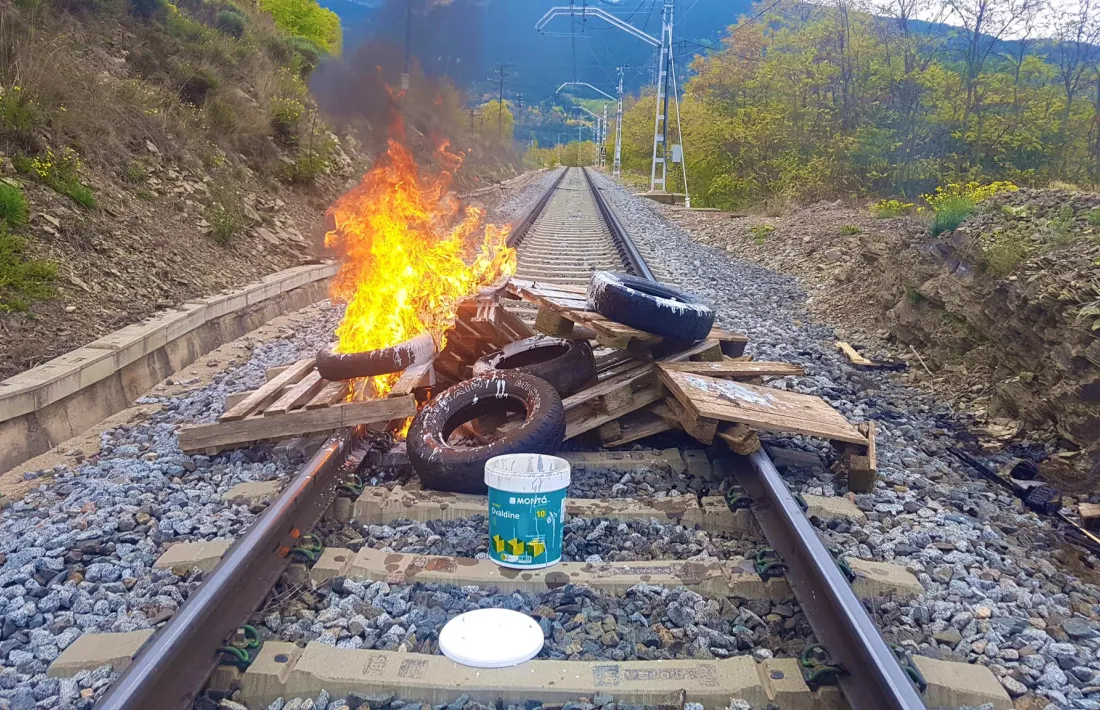Palets de fusta i pneumàtics cremant a les vies a l'estació de Puigcerdà.