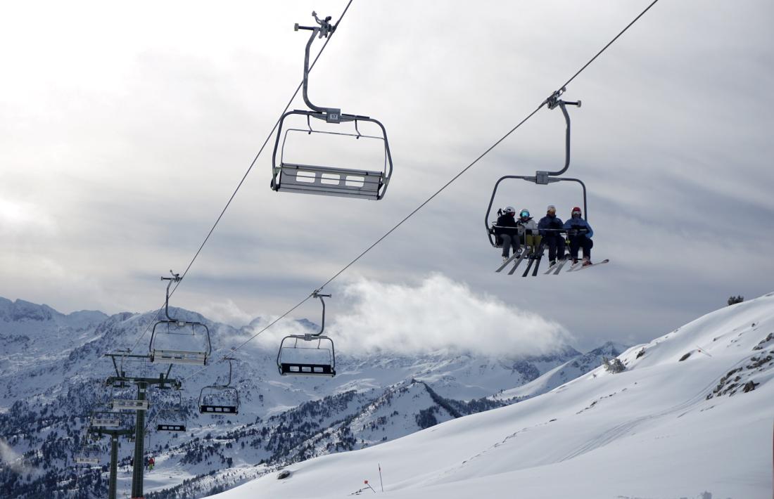 Esquiadors pujant amb un telecadira a l’estació aranesa de Baqueira Beret.