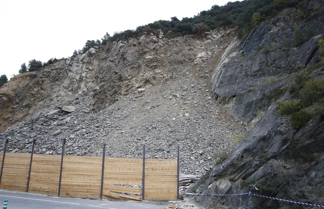 Zona del mur que es va fer malbé pel despreniment d’una roca diumenge passat.