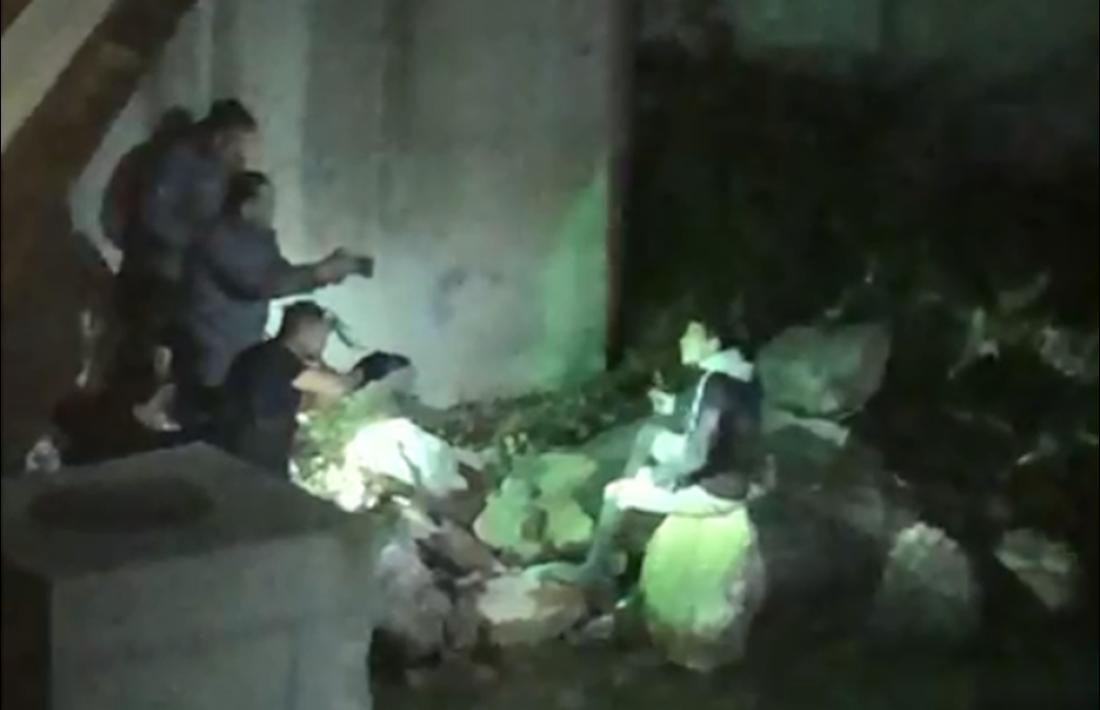 Moment de la detenció del pres fugat sota el pont del Viena.