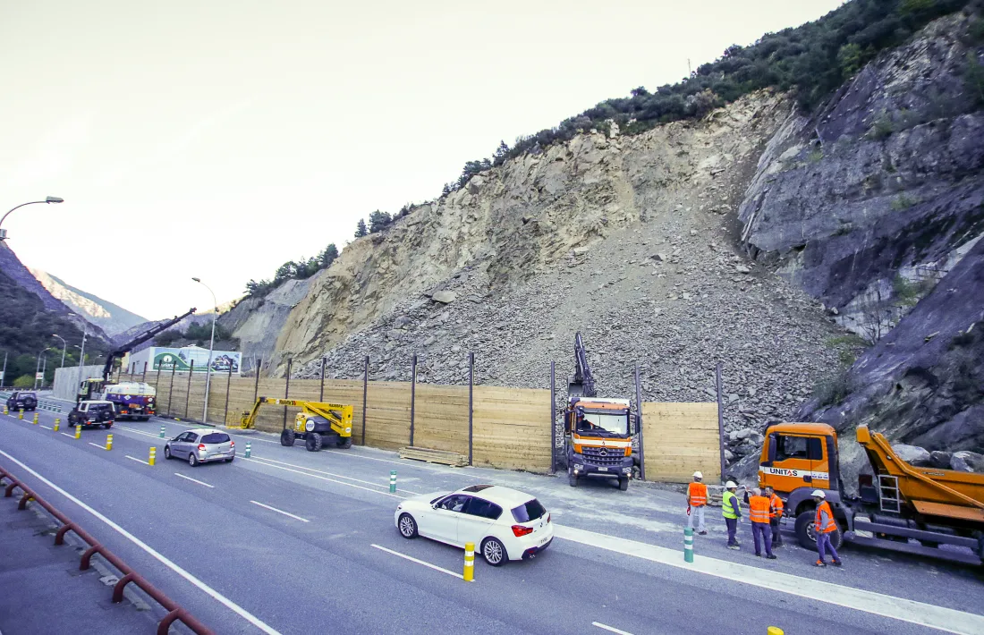 Les màquines excavadores i els camions van començar ahir a retirar les roques de la cisterna.