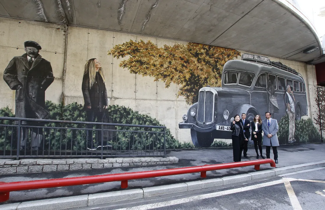 Bosque, amb el secretari d’Estat Marquina i els ministres Riva i Torres, en la inauguració oficial del mural, que va tenir lloc ahir.