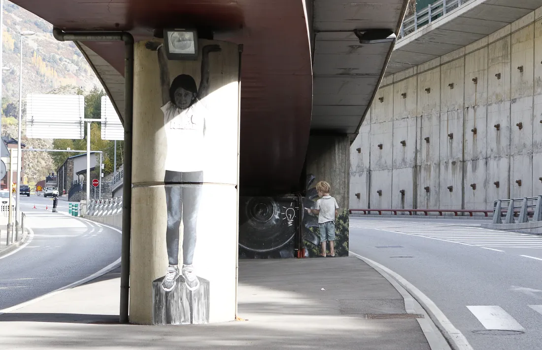 Columnes, murs i baixants sumen prop de 1.400 metres quadrats de superfície.