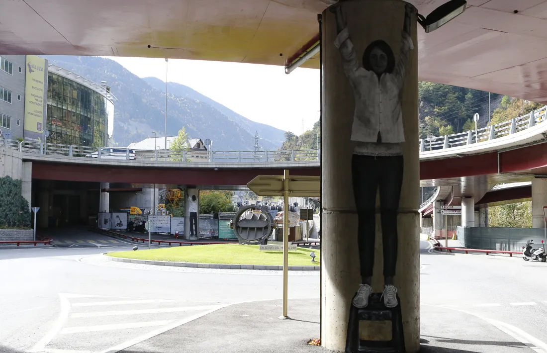 Columnes, murs i baixants sumen prop de 1.400 metres quadrats de superfície.