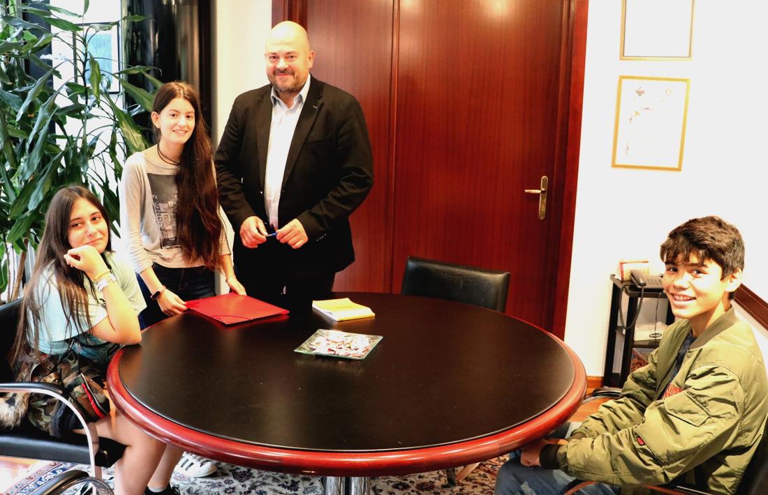 Jordi Torres va rebre els tres estudiants ahir a la tarda a la seu del Comú.