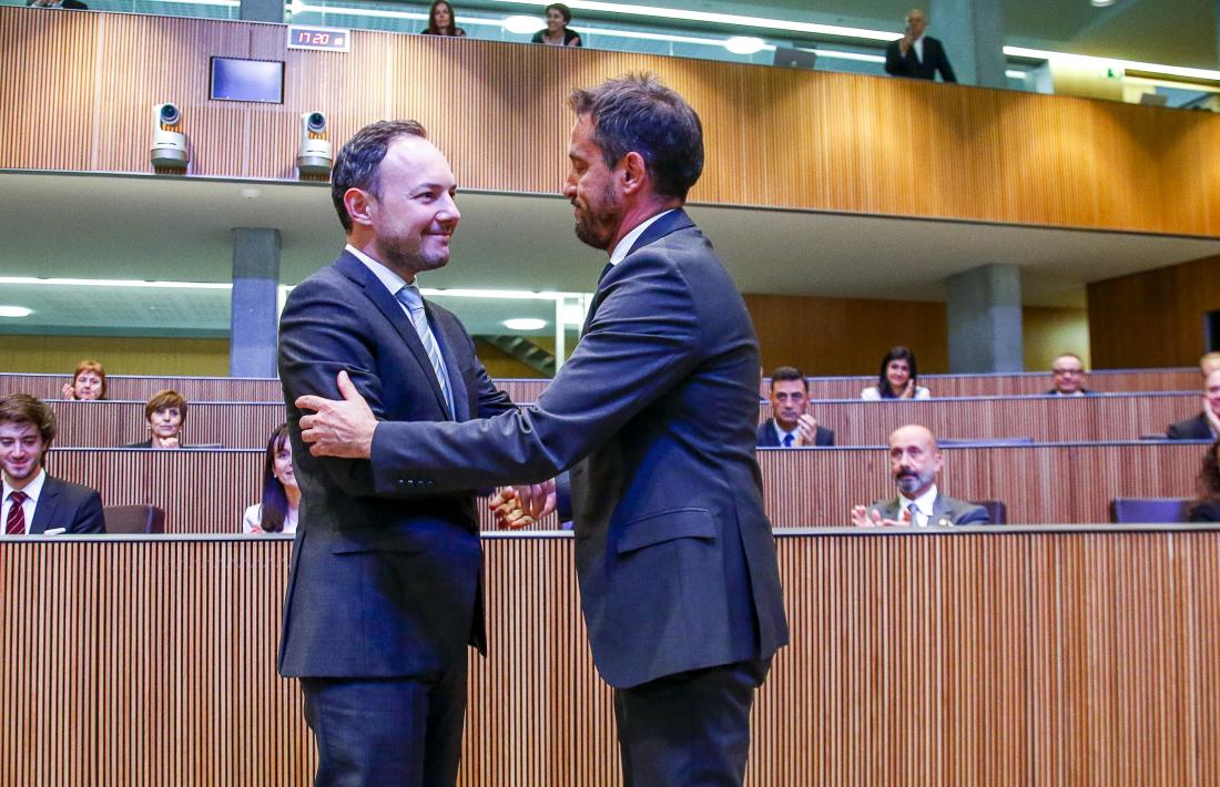 El conseller general del PS Pere López felicita el cap de Govern, Xavier Espot, després del debat d’investidura.