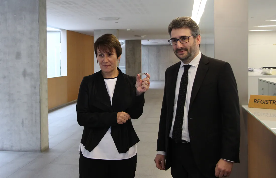 El ministre de Finances, Eric Jover, lliurant el projecte de llei de pressupost 2020 a la síndica general, Roser Suñé, aquest dijous al matí.