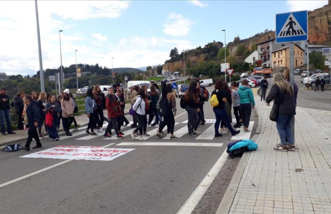 ADNORRADIFUSIÓ: Un grup de manifestants talla la N260 a la Seu d'Urgell