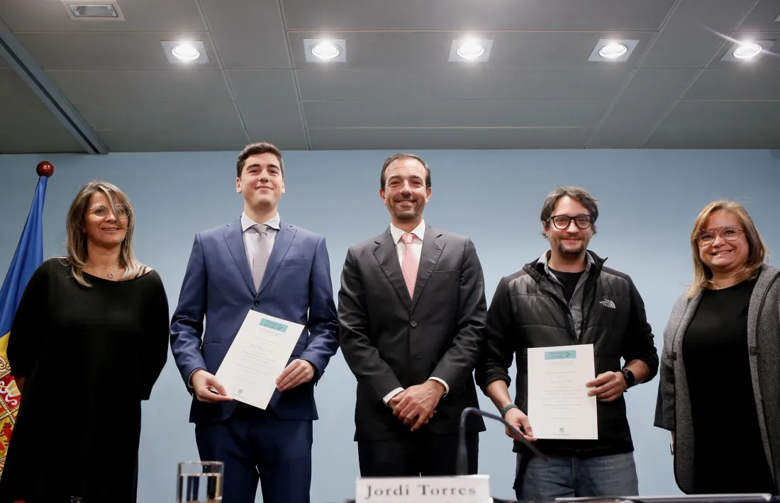 Torres va entregar un diploma a dos dels ciutadans que van presentar la proposta.