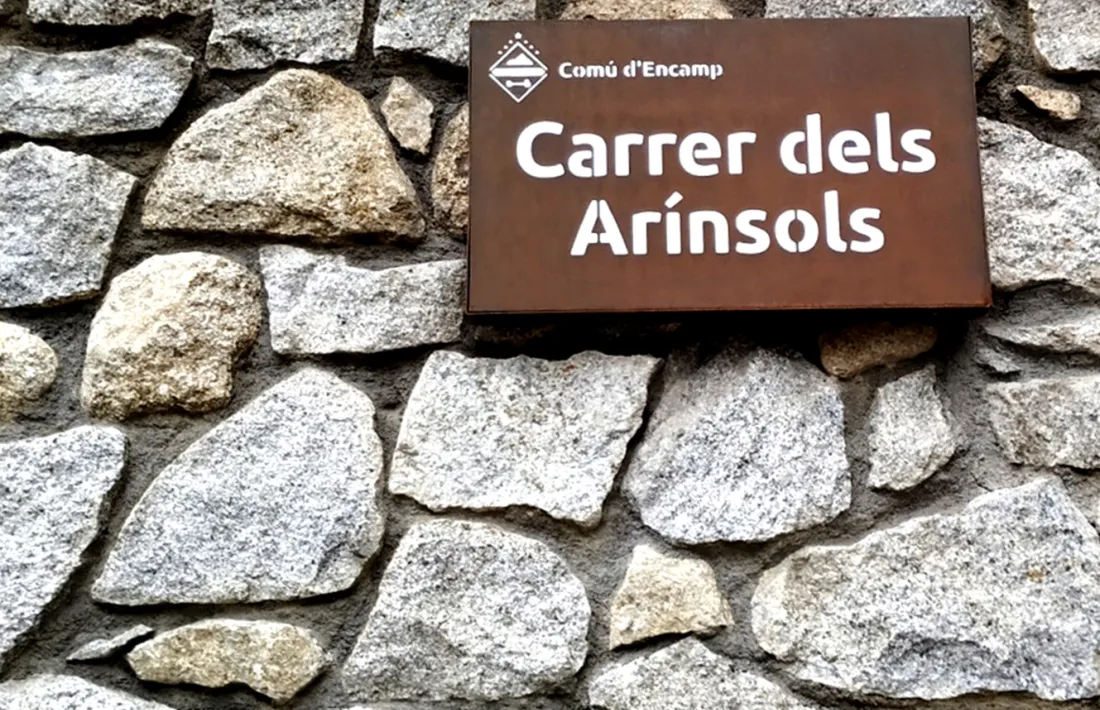 Una mostra de les noves plaques col·locades a Encamp.
