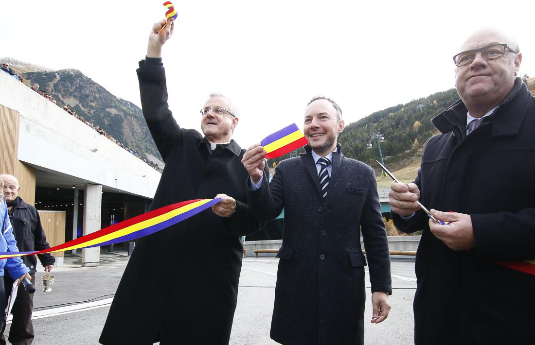 Joan-Enric Vives, Xavier Espot i Josep Mandicó en el moment de tallar la cinta per inaugurar la plataforma i el pàrquing, ahir.