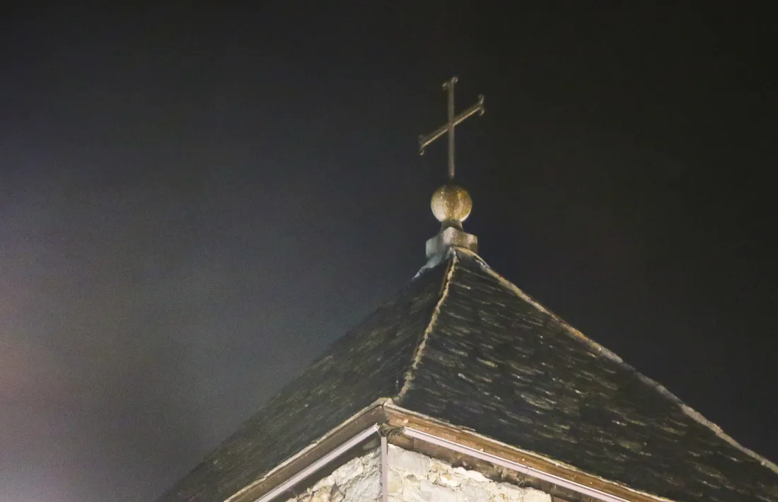La creu que avui corona el campanar de Sant Esteve, i que originalment es trobava davant de la casa Guillemó, a l'altre costat de la plaça; s'hi va enfilar en la primera reforma de l'arxiprestal, a càrrec de Puig i Cadafalch, als anys 40.