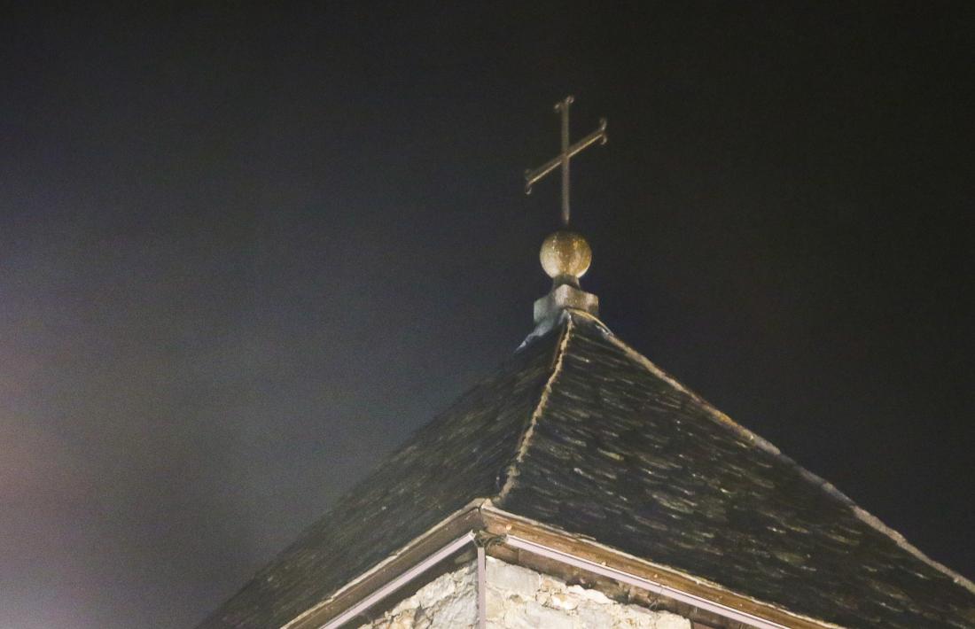 La creu que avui corona el campanar de Sant Esteve, i que originalment es trobava davant de la casa Guillemó, a l'altre costat de la plaça; s'hi va enfilar en la primera reforma de l'arxiprestal, a càrrec de Puig i Cadafalch, als anys 40.