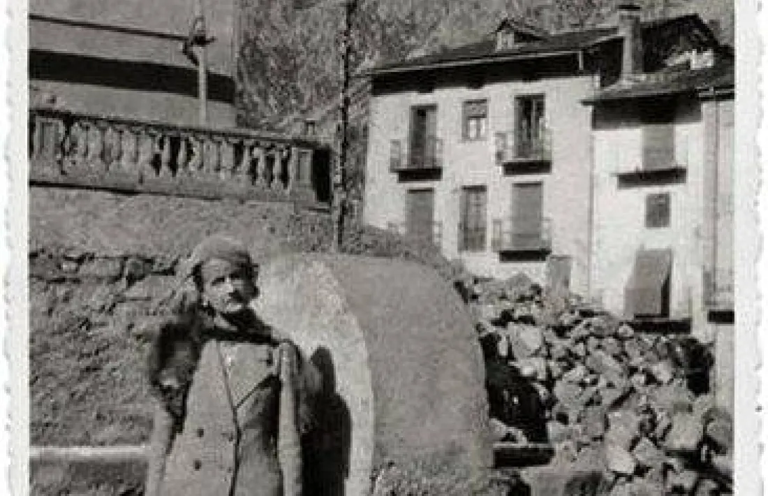 Isabelle Sandy, als safareigs que hi havia a l'actual plaça Rebés, cap al 1934.