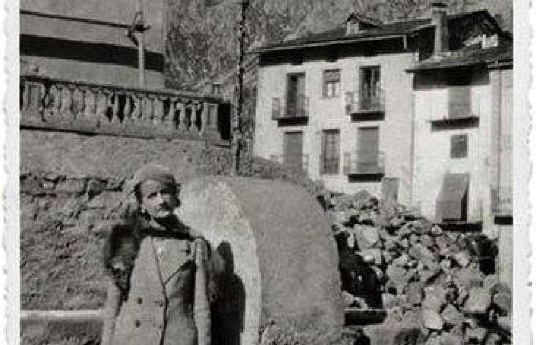 Isabelle Sandy, als safareigs que hi havia a l'actual plaça Rebés, cap al 1934.
