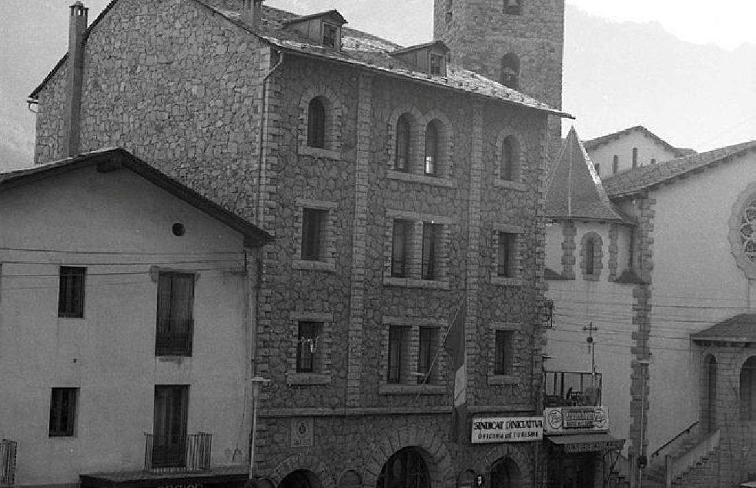 L'antic Comú de la capital i Sant Esteve, cap al 1980: s'hi distingeix clarament la creu enclastada a la façana, i la que en corona el campanar.