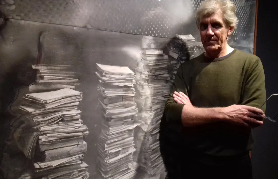 L’artista català, davant de ‘Blancos de luz de plomo’, que s’exposa a ArtalRoc.