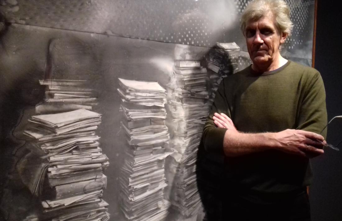 L’artista català, davant de ‘Blancos de luz de plomo’, que s’exposa a ArtalRoc.