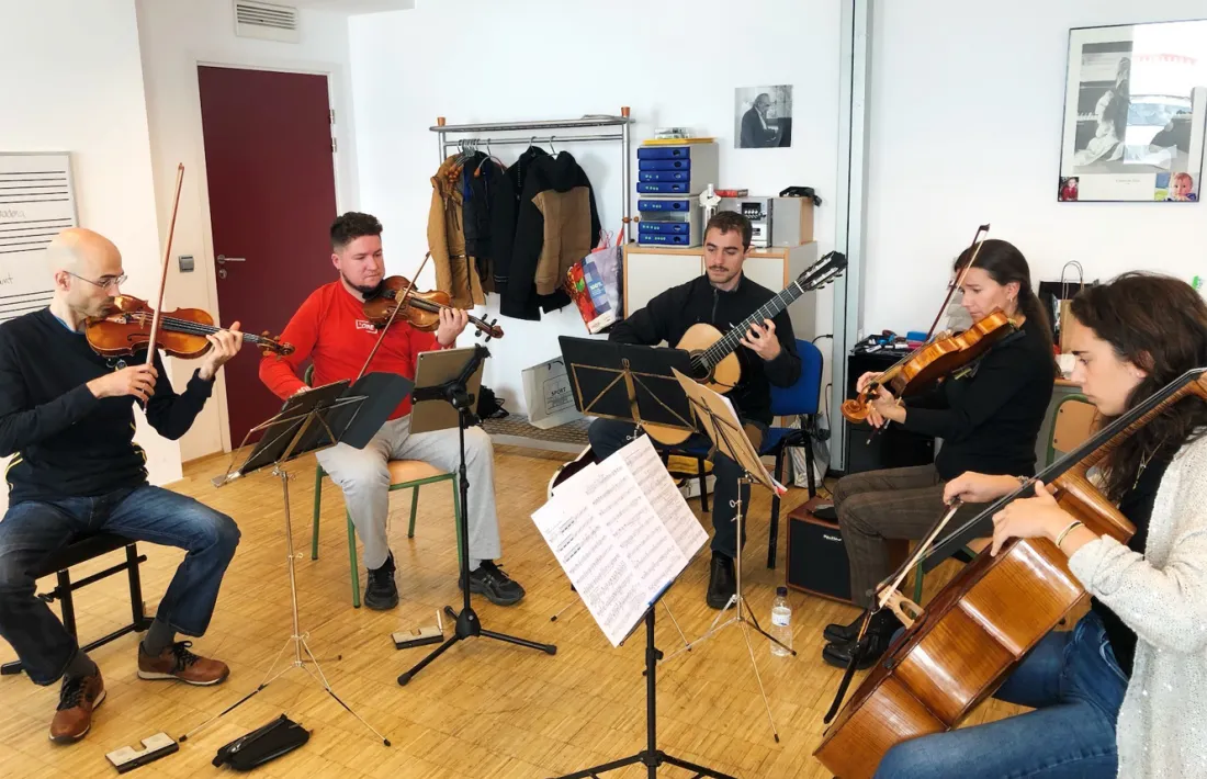 Els membres del quintet 5AndCordes.
