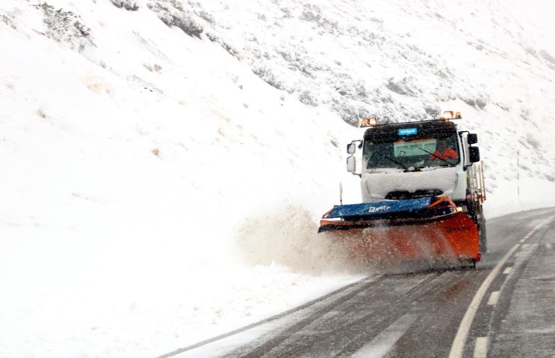 Una màquina llevaneu neteja la carretera al port de la Bonaigua.