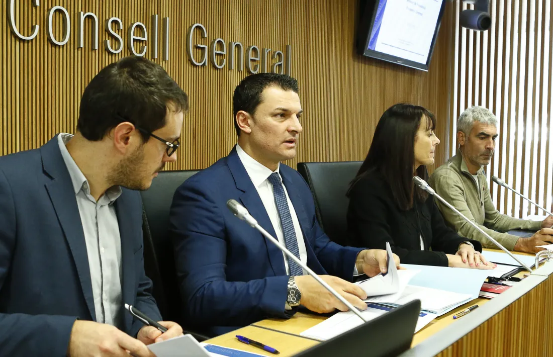 Un moment de la compareixença del ministre de Presidència, Economia i Empresa, Jordi Gallardo, davant la comissió d’Economia.