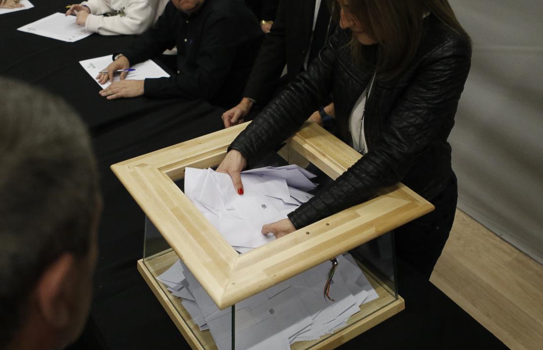 Vots dipositats en una urna durant les eleccions comunals del 2015.