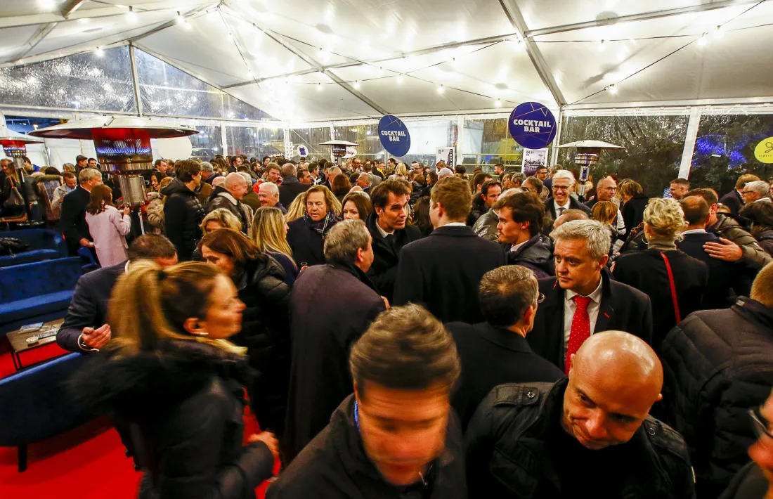 Més d’un centenar de persones es van aplegar en una carpa habilitada durant l’acte de presentació de les Torres Zenit.