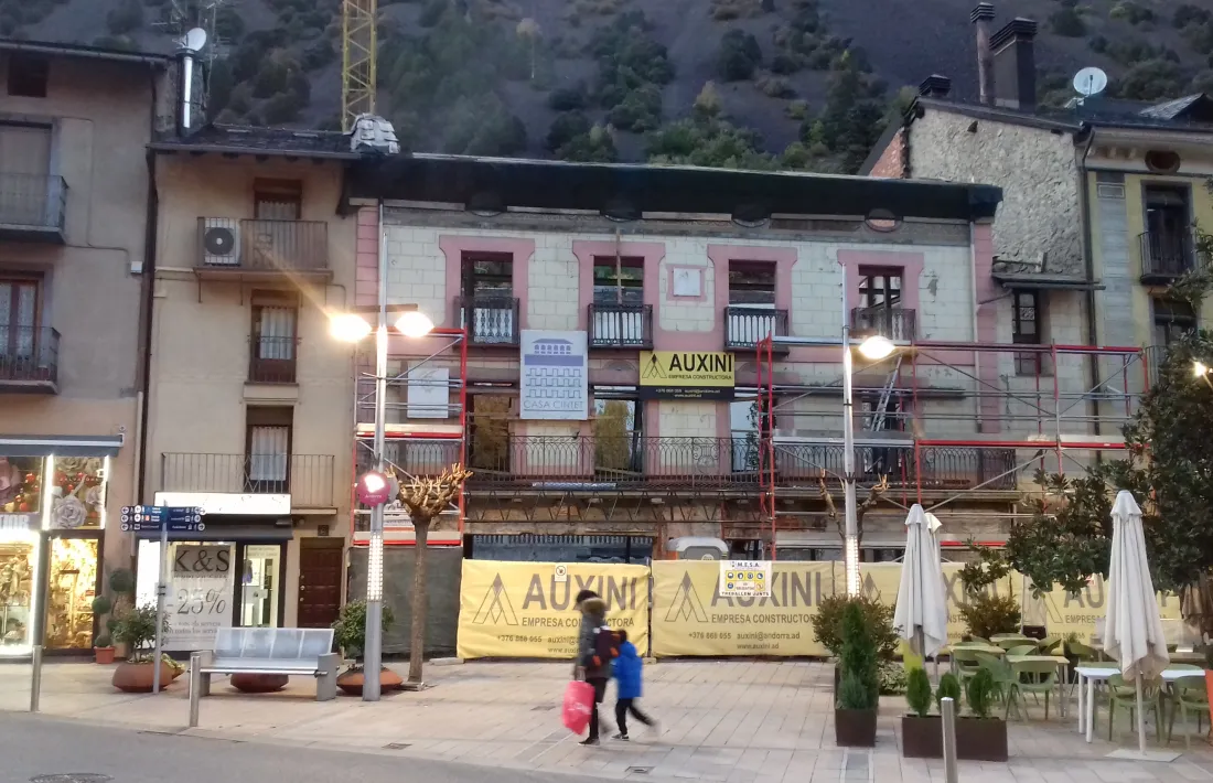 Les obres de restauració de casa Cintet van començar al febrer.  Ja s’ha buidat tot l’edifici i només en queda la façana. Acabaran el 2022.