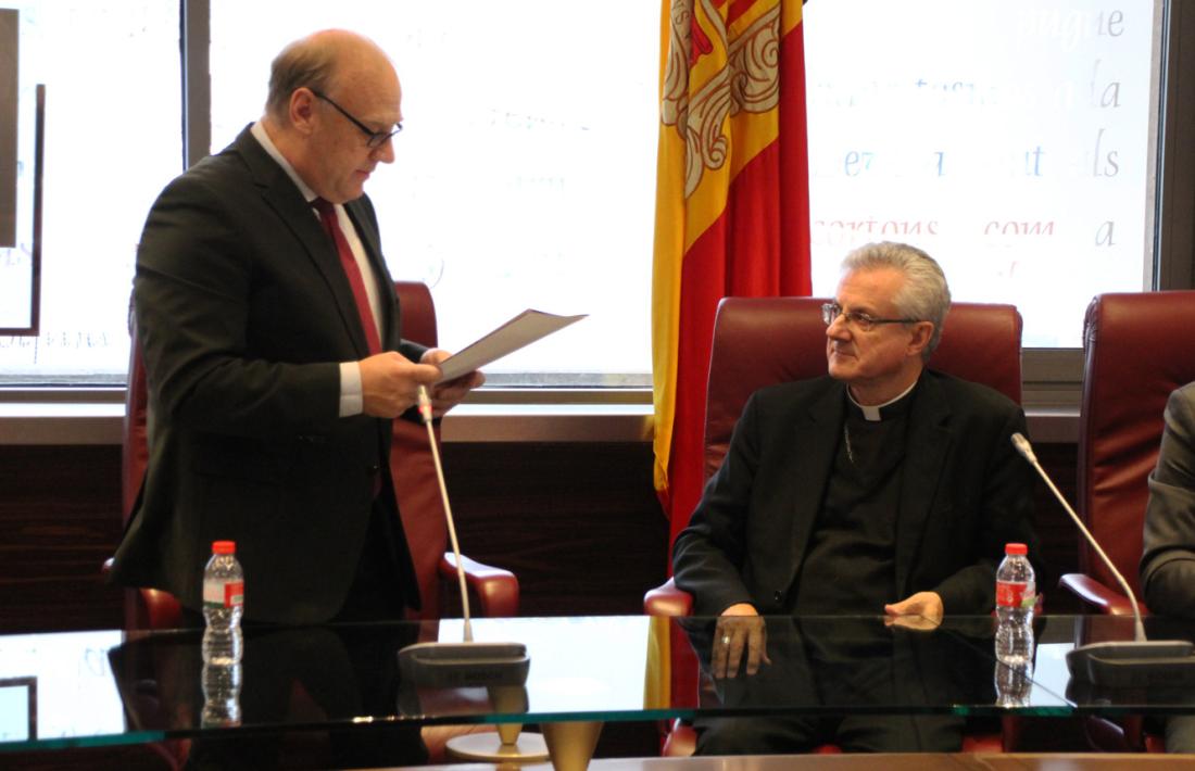 El copríncep episcopal, Joan-Enric Vives, amb els membres del comú de Canillo.