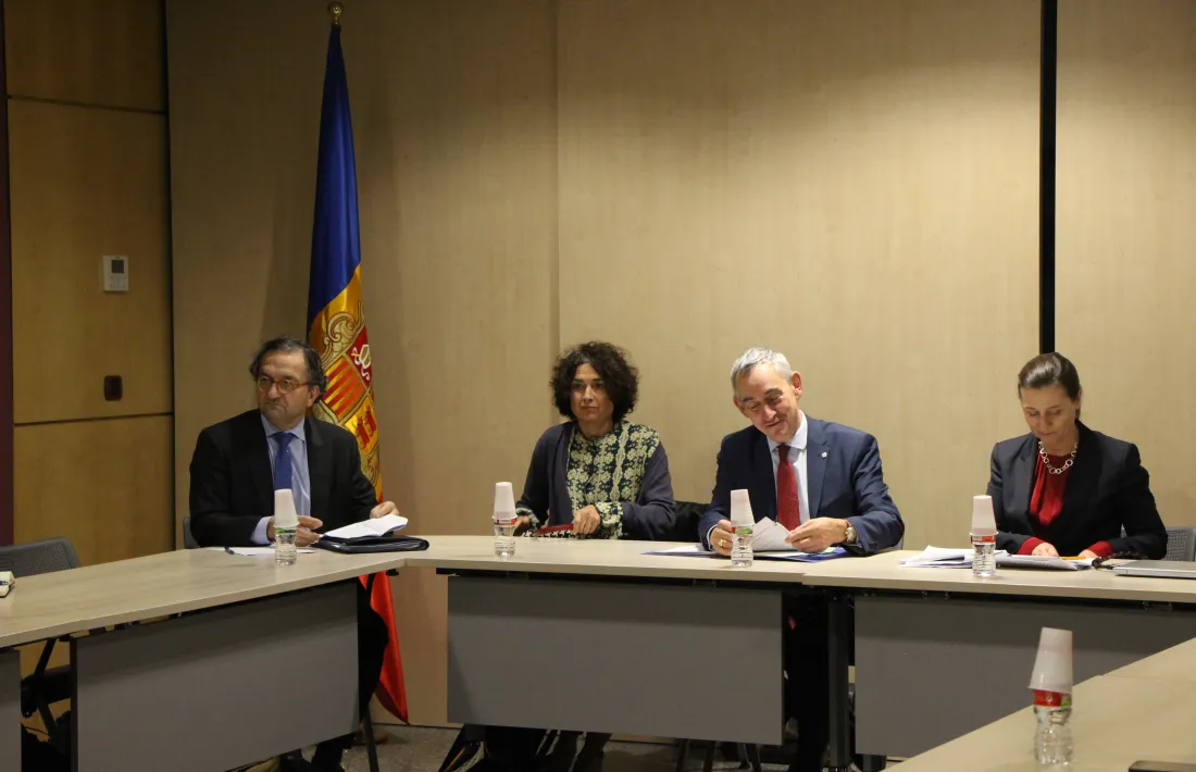 Un instant de la reunió mantinguda ahir a les dependències del Govern.