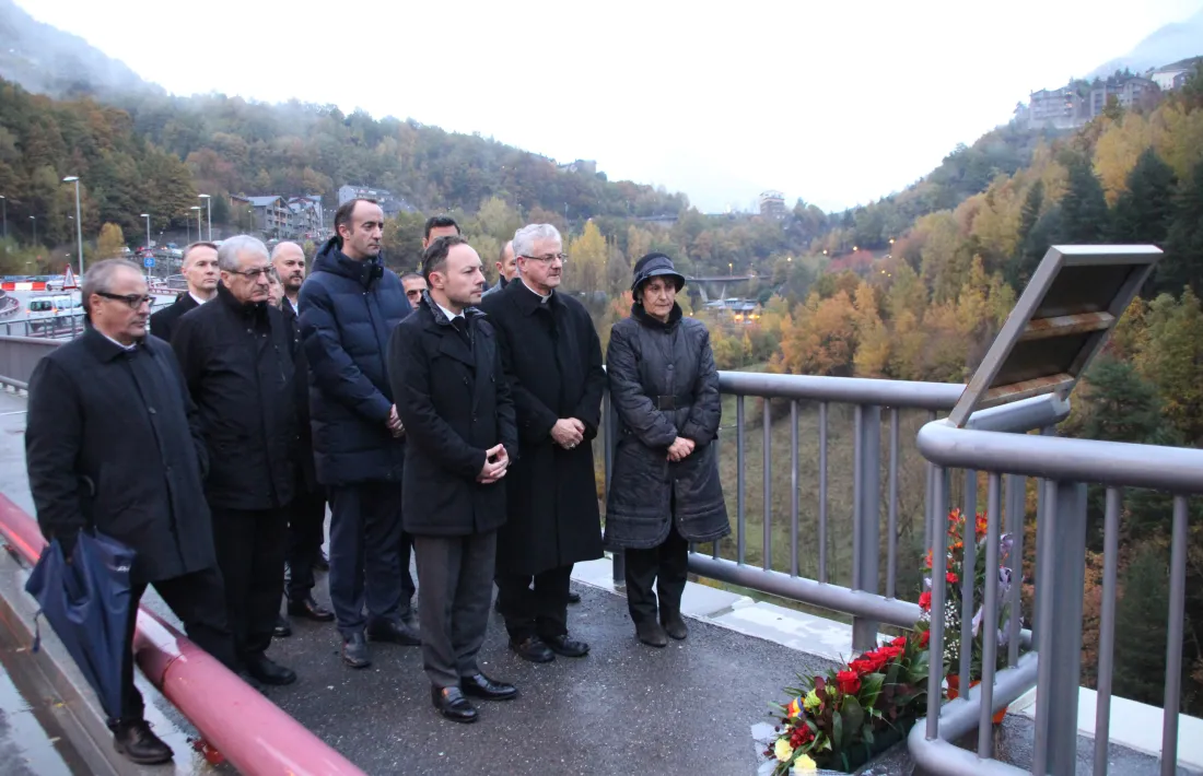 Un moment de l’acte d’homenatge als treballadors que van perdre la vida en la construcció del túnel de les Dos Valires, ahir.