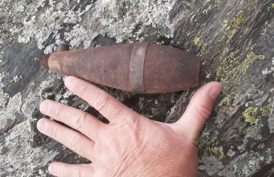 El projectil localitzat el cap de setmana per Casamajor a Guils, fotografiat ‘in situ’: es conservava en la cavitat d’una roca i amb la càrrega explosiva íntegra (mig quilo de trilita, glups), tot i que havia perdut la cua i el detonador. No va perdre la mà de miracle. 