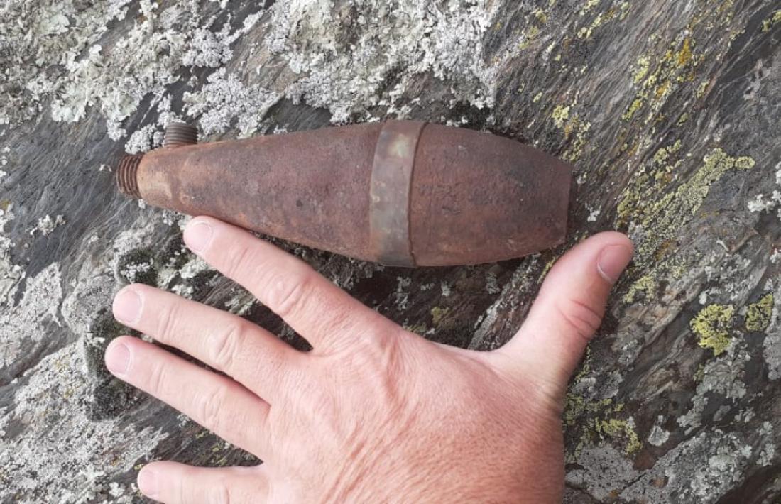 El projectil localitzat el cap de setmana per Casamajor a Guils, fotografiat ‘in situ’: es conservava en la cavitat d’una roca i amb la càrrega explosiva íntegra (mig quilo de trilita, glups), tot i que havia perdut la cua i el detonador. No va perdre la mà de miracle. 
