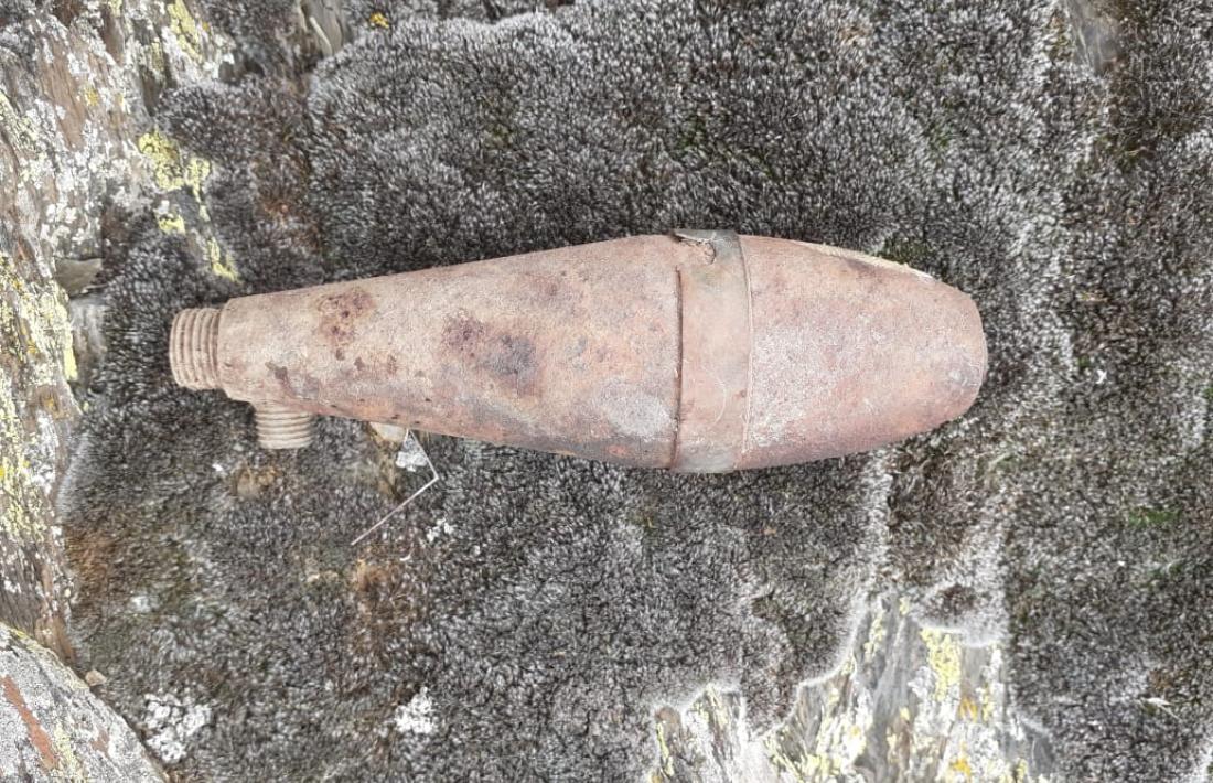 El projectil localitzat el cap de setmana per Casamajor a Guils, fotografiat ‘in situ’: es conservava en la cavitat d’una roca i amb la càrrega explosiva íntegra (mig quilo de trilita, glups), tot i que havia perdut la cua i el detonador. 