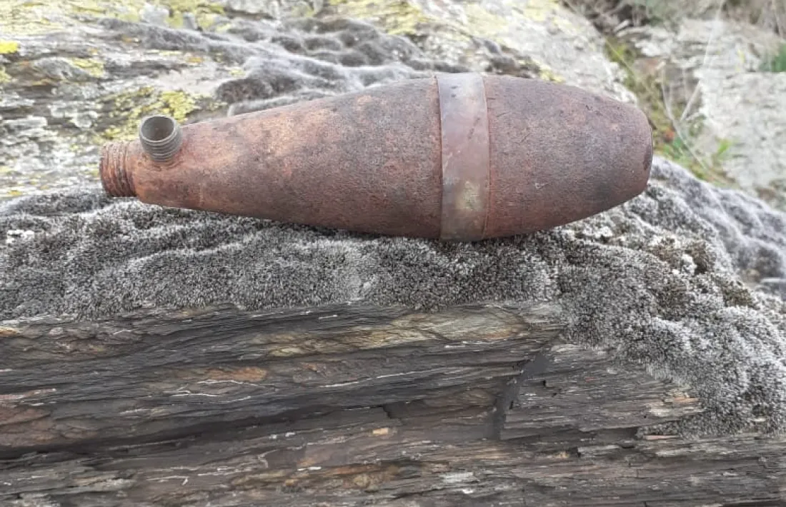 El projectil localitzat el cap de setmana per Casamajor a Guils, fotografiat ‘in situ’: es conservava en la cavitat d’una roca i amb la càrrega explosiva íntegra (mig quilo de trilita, glups), tot i que havia perdut la cua i el detonador. 