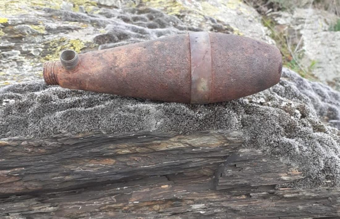 El projectil localitzat el cap de setmana per Casamajor a Guils, fotografiat ‘in situ’: es conservava en la cavitat d’una roca i amb la càrrega explosiva íntegra (mig quilo de trilita, glups), tot i que havia perdut la cua i el detonador. 